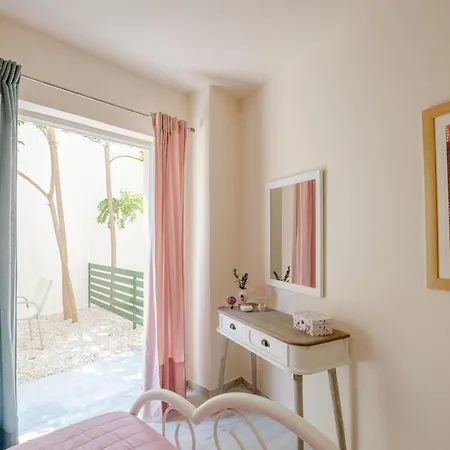 Chania Flat With Venezian Port View